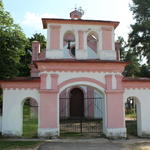 Часовня католическая св. Анны: брама-колокольня (Раков), июль 2012