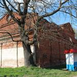 Усадьба Костровицких: конюшня (Большие Новоселки), апрель 2012