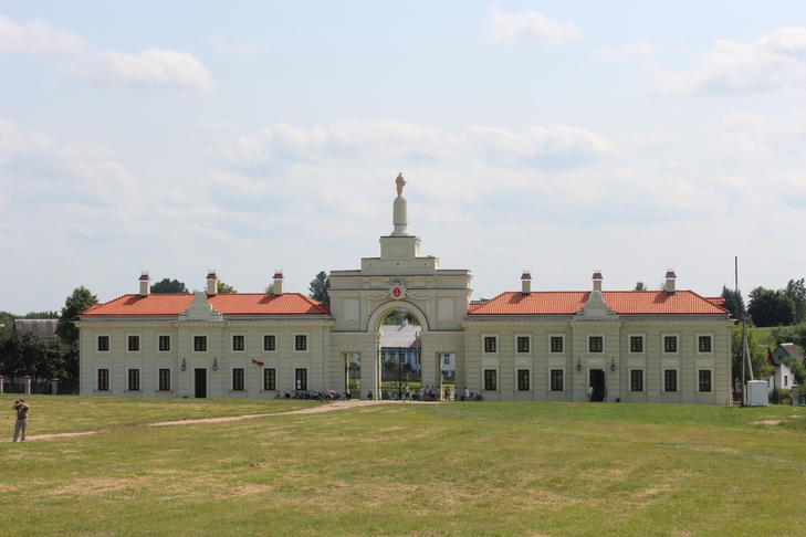 Дворец Сапег: брама