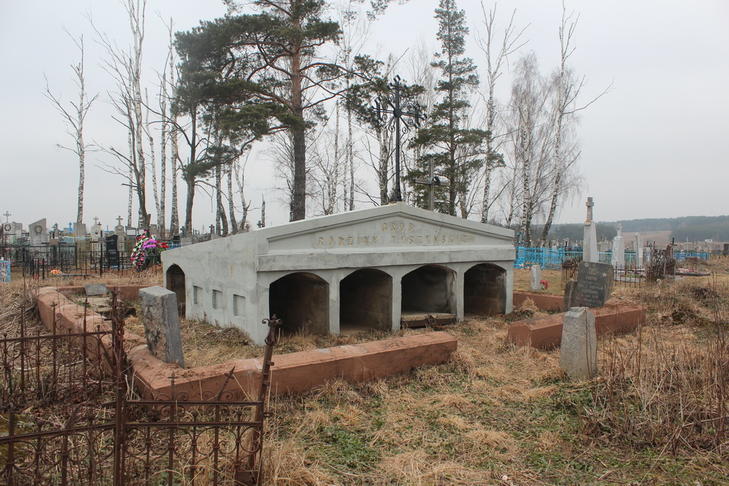 Кладбище католическое: склеп-усыпальница Тышинских