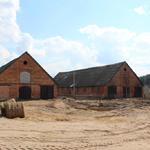 Усадьба Хоминских: конюшни (Ольшево), апрель 2012