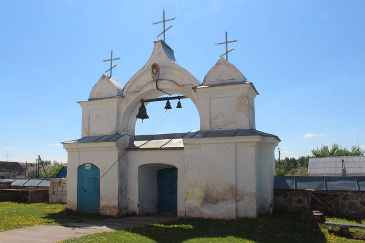 Церковь Успенская: брама и ограда