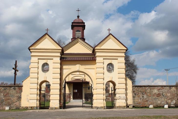 Костел Вознесения Девы Марии: брама и ограда