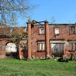 Усадьба Костровицких: конюшня (Большие Новоселки), апрель 2012