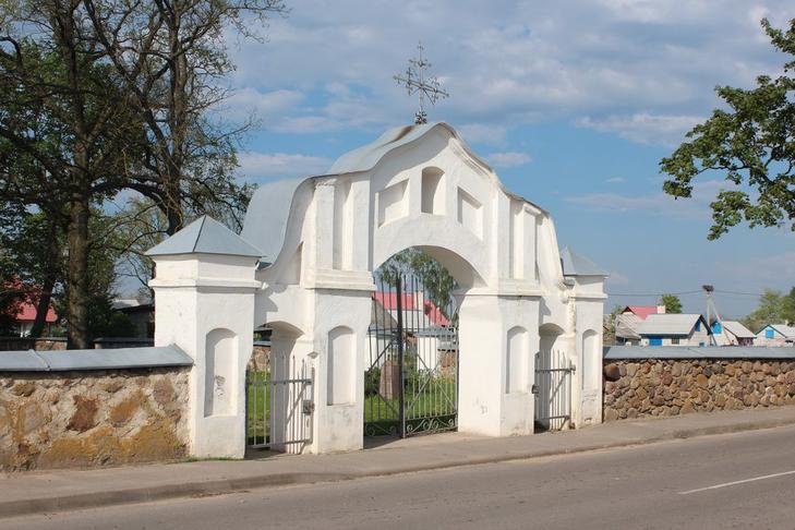 Костел св. Симеона и Тадеуша: брама